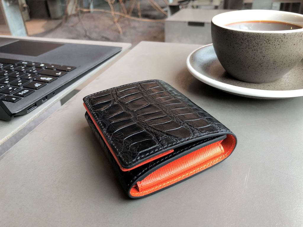 黒と橙色クロコダイル革の二つ折りミニ財布 外観