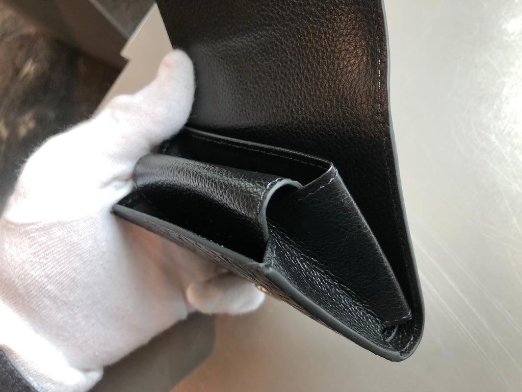 黒色クロコダイル革の二つ折りミニ財布 フラップ