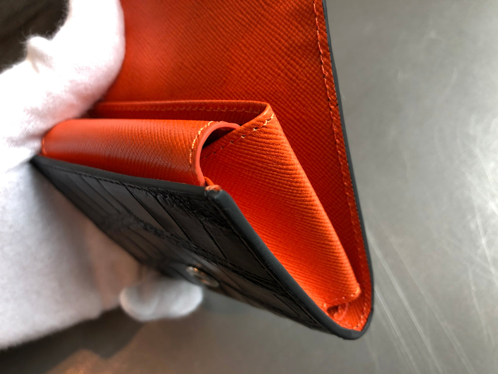 黒と橙色クロコダイル革の二つ折りミニ財布 フラップ