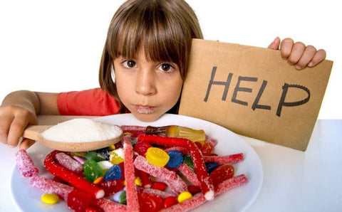 Niña pidiendo ayuda por comer azúcar