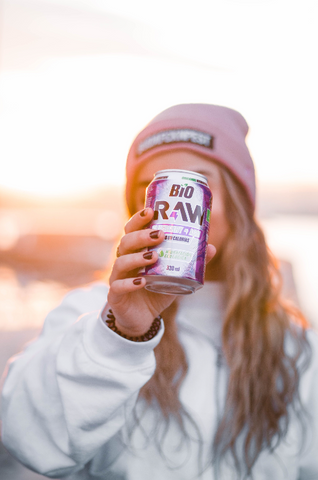 Mujer con lata de açaí