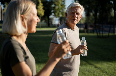 Ancianos bebiendo agua