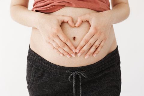 Barriga de mujer hinchada