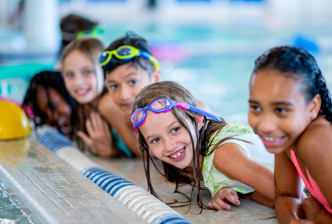 Niños practicando natación