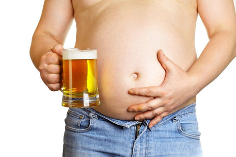 Persona obesa con una cerveza en la mano