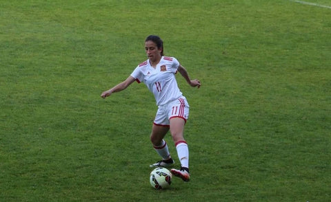 María Yenes jugando al fútbol