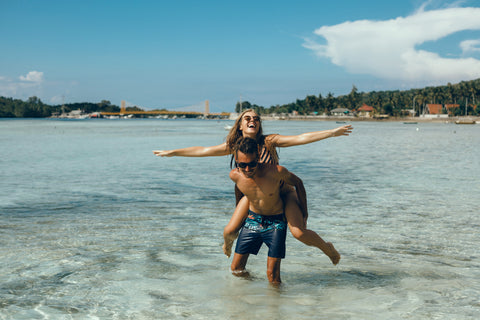 Pareja en la playa divirtiéndose