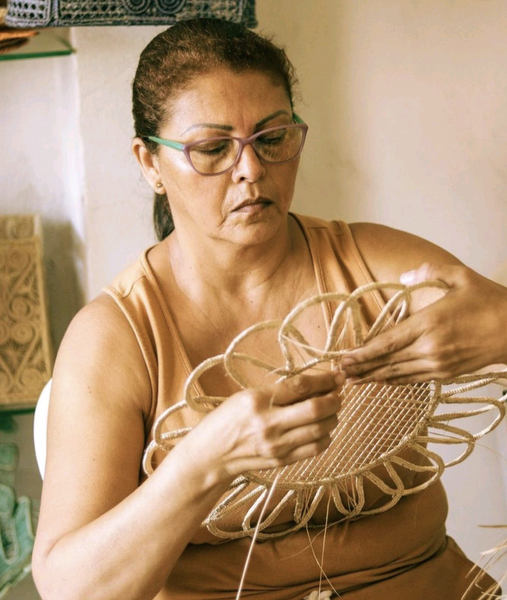 Colombian artisan weaving Iraca placemats