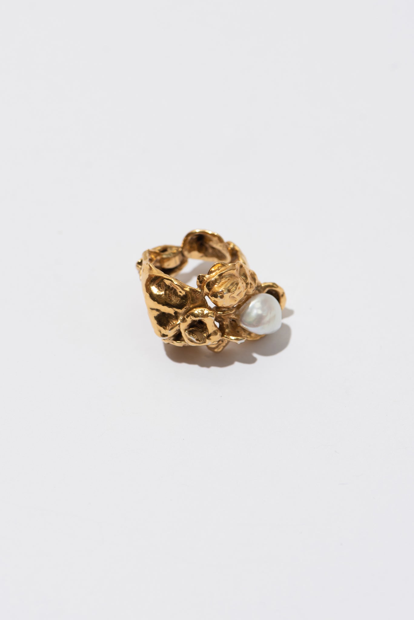 The Statement Pearl Ring Extraordinaire – Les Mères