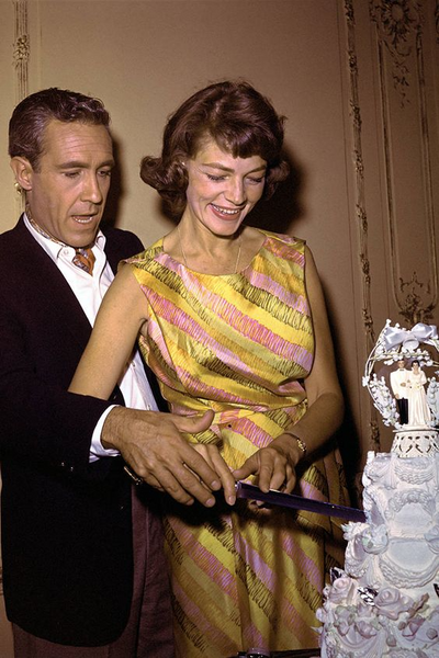 Lauren Bacall and Jason Robards cutting their wedding cake