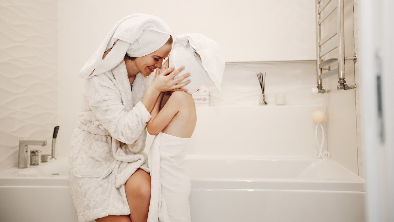 moment complicité maman enfant salle de bain ludique