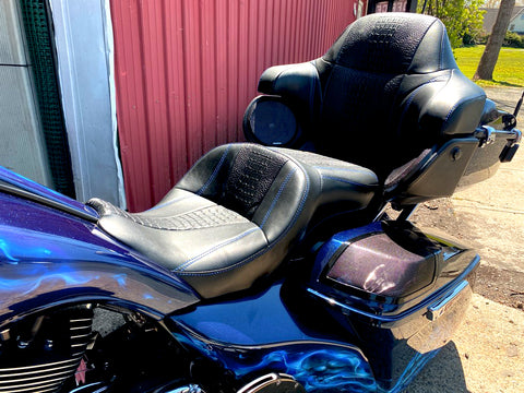 Street Glide Bagger customized stick Harley seat Blue Skull