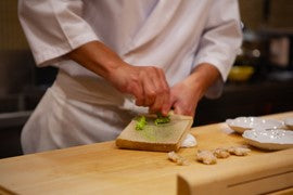 Koch reibt Wasabi - chef grating wasabi