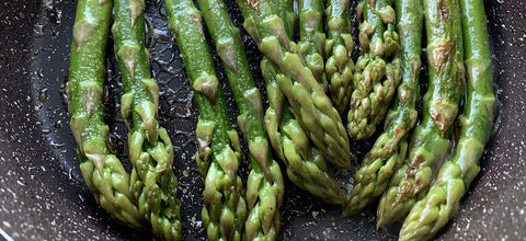 Receptidee: groene asperges met boter en witte sojasaus