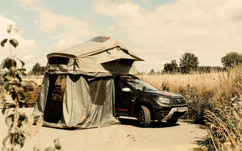 Riegeladventure Dionysos folding roof tent with awning on a Dacia Duster