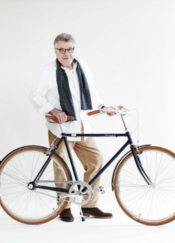 Møbeldesigneren Gubi Olsen med sin cykel, Bike by Gubi