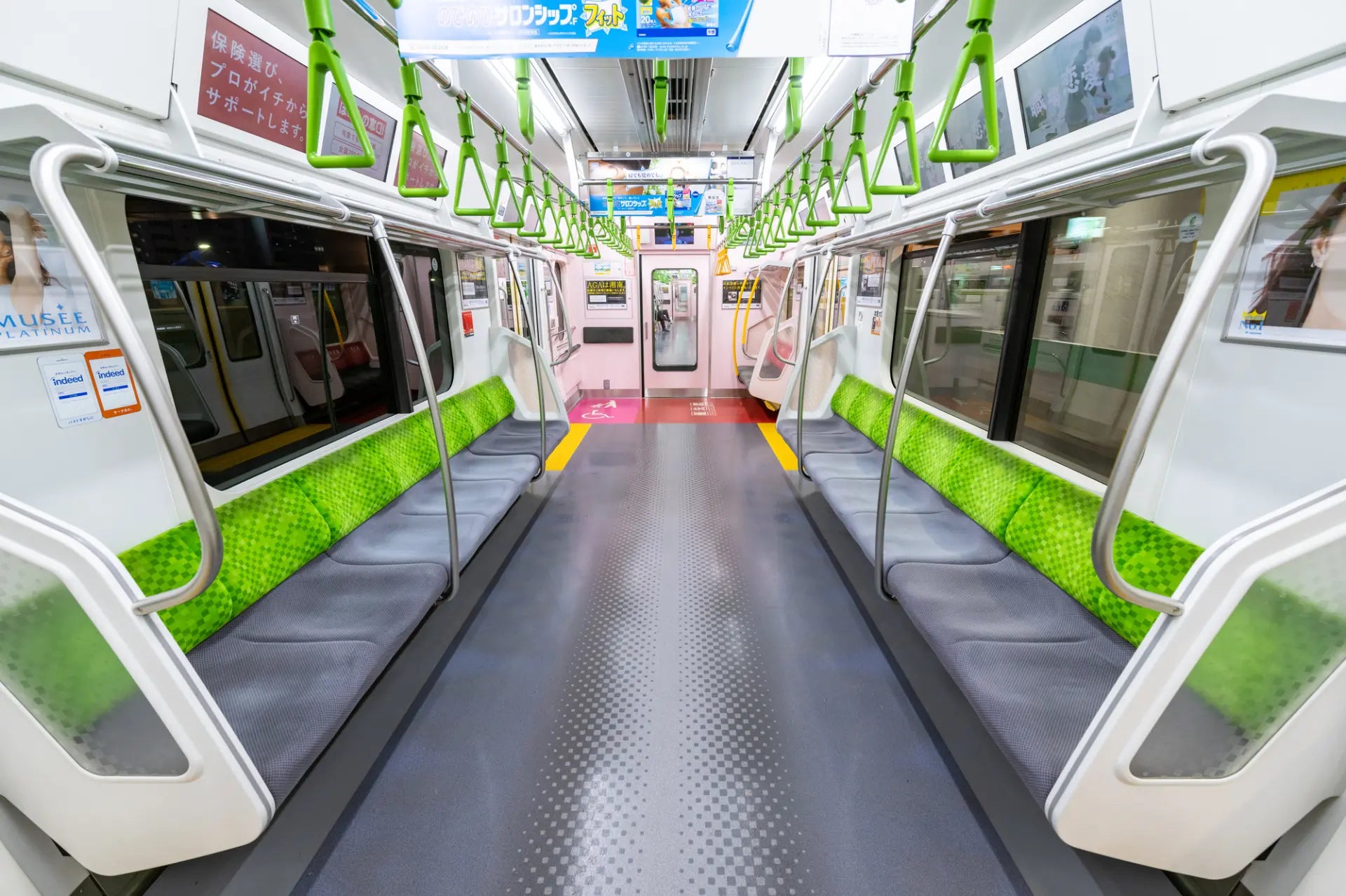 Always pay attention to in-train announcements and electronic displays to confirm the next station!