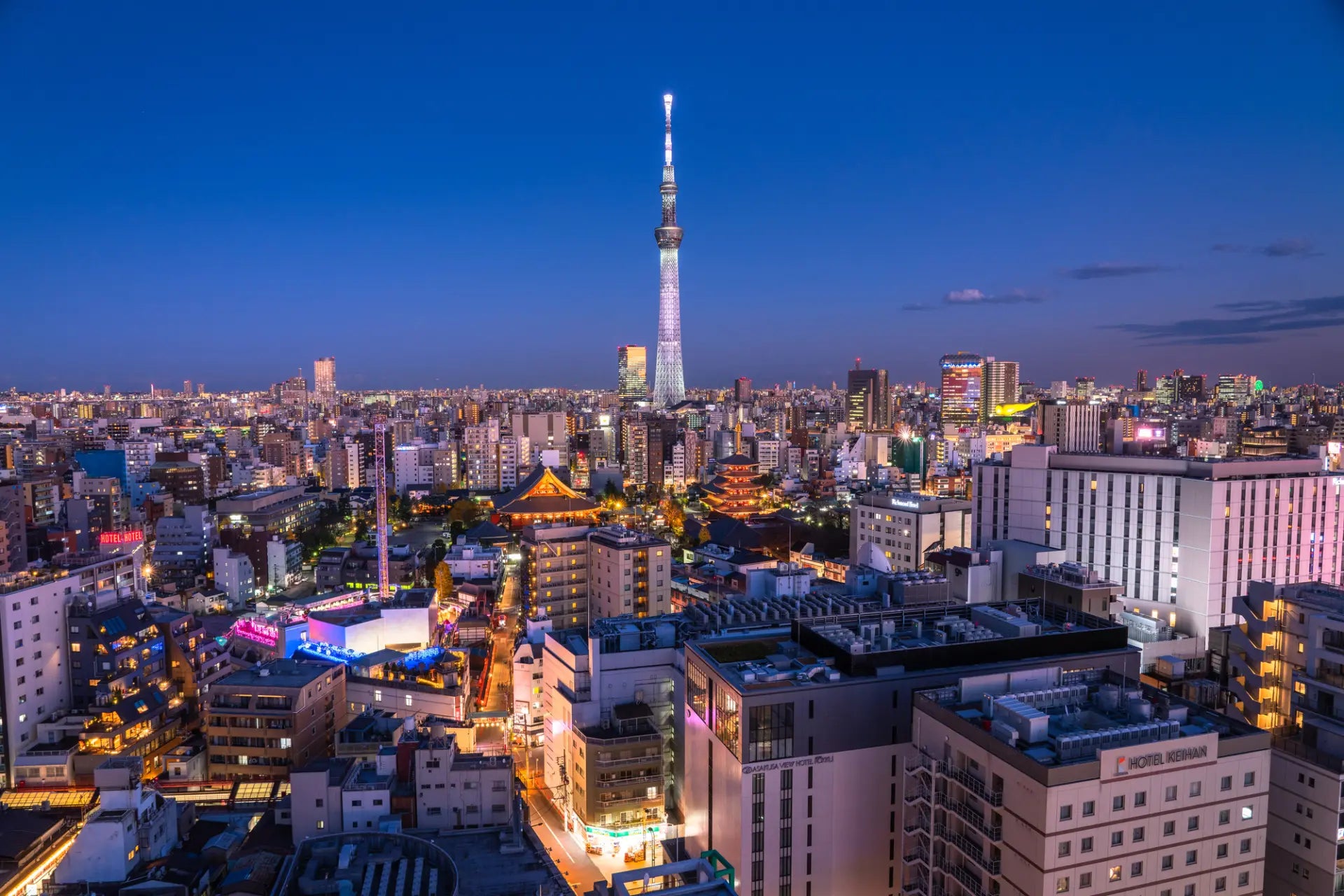 Enjoy panoramic views of Tokyo's iconic Tokyo Skytree (東京晴空塔) and Senso-ji Temple (淺草寺) (※Image for illustrative purposes only.)