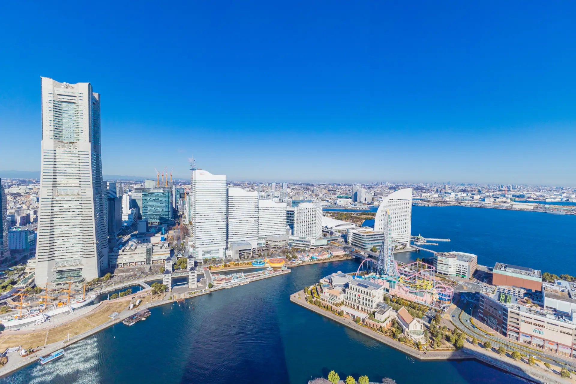 Minatomirai 21 Area: A popular sightseeing destination bustling with shopping malls, restaurants, and large facilities.