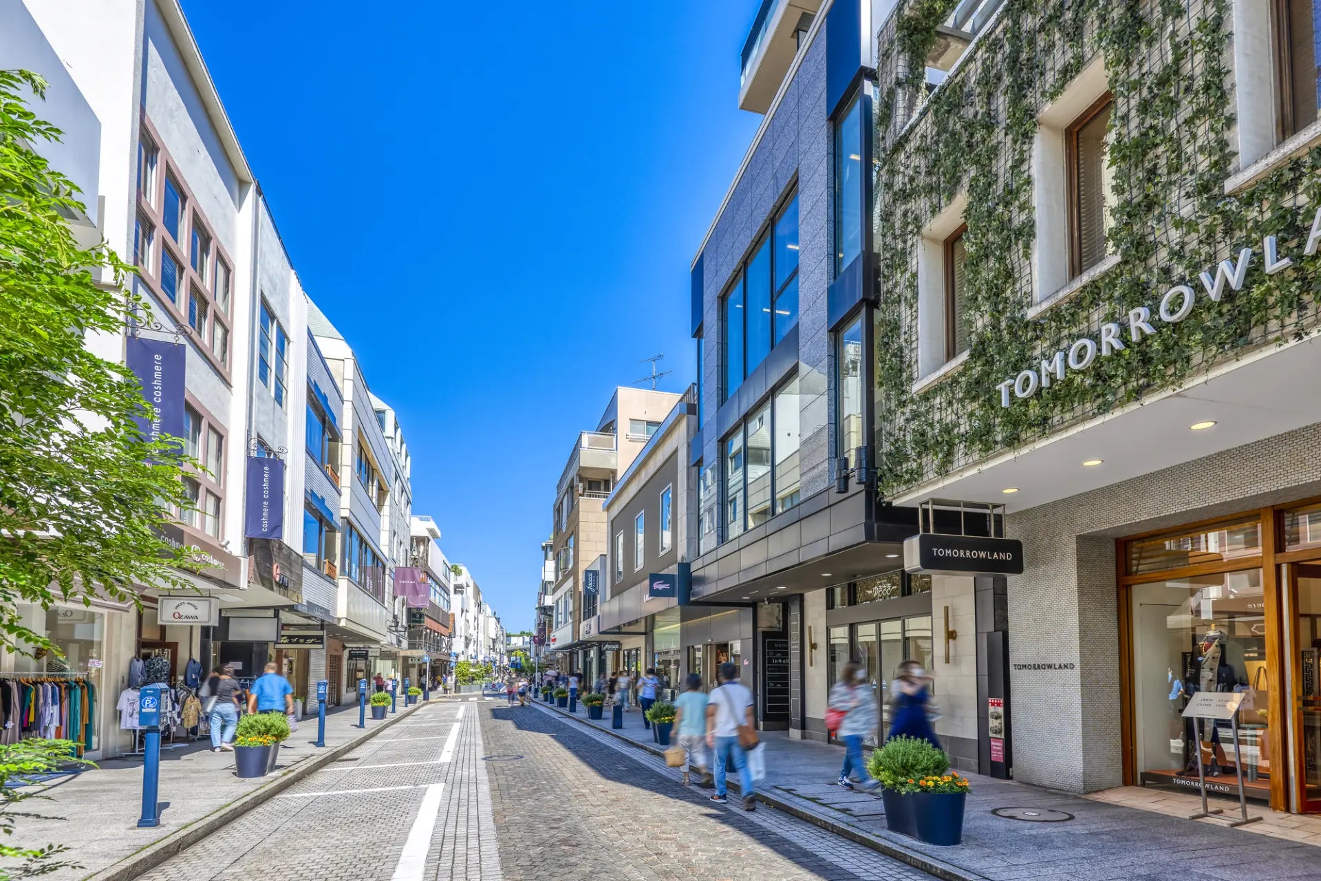 Motomachi Shopping Street, filled with domestic and international brand stores, cafes, and general stores, making it a delight to simply wander around.