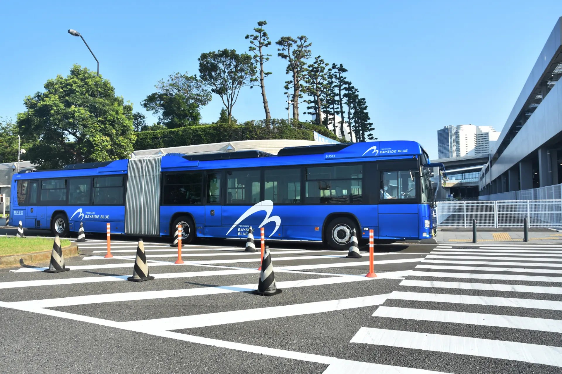 The BAYSIDE BLUE bus allows you to admire the city streets and scenery from its windows along the route.