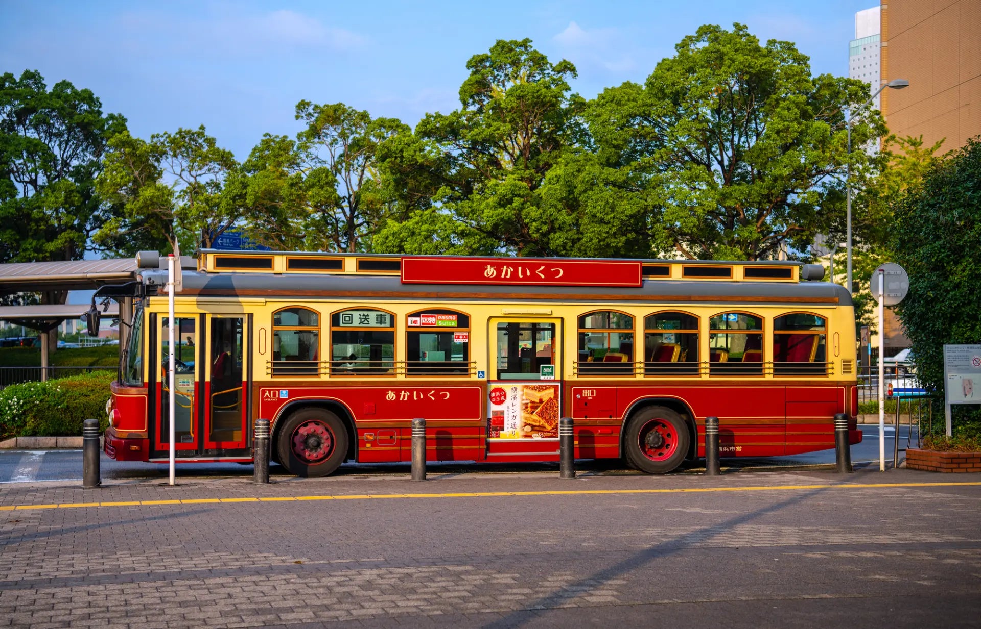 The "Akai Kutsu" (Red Shoes) loop bus boasts a charmingly retro exterior.