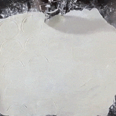 photo de découpe de raviolis avec le Set de moules pour réaliser des raviolis et des moules à raviolis | BronCuisine©