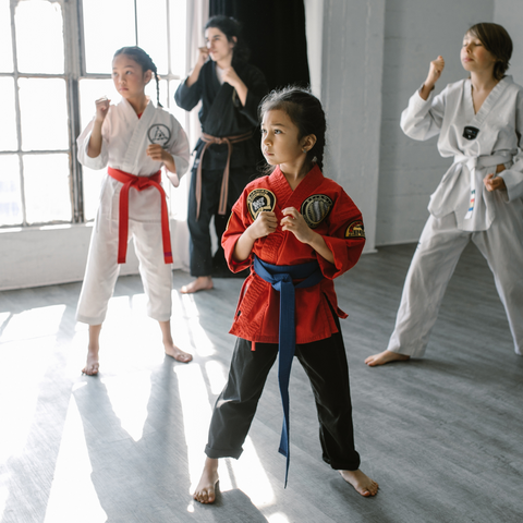 Kinder beim Kampfsporttraining