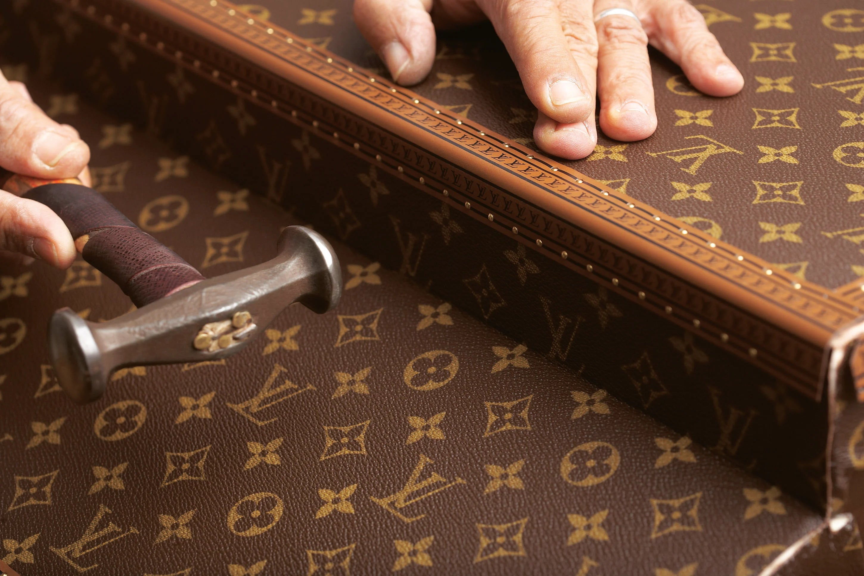  100 Legendary Louis Vuitton Trunks (Chinese Edition