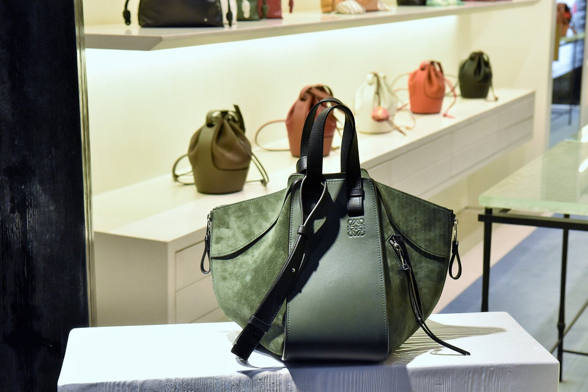 Exploring the Artistic Craftsmanship of Loewe Hammock Bags – LuxUness
