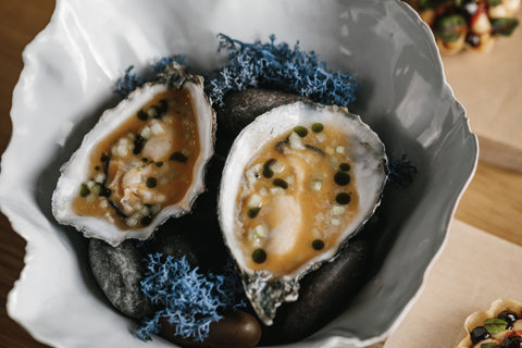 Scottish oysters with decorative stones and seaweed