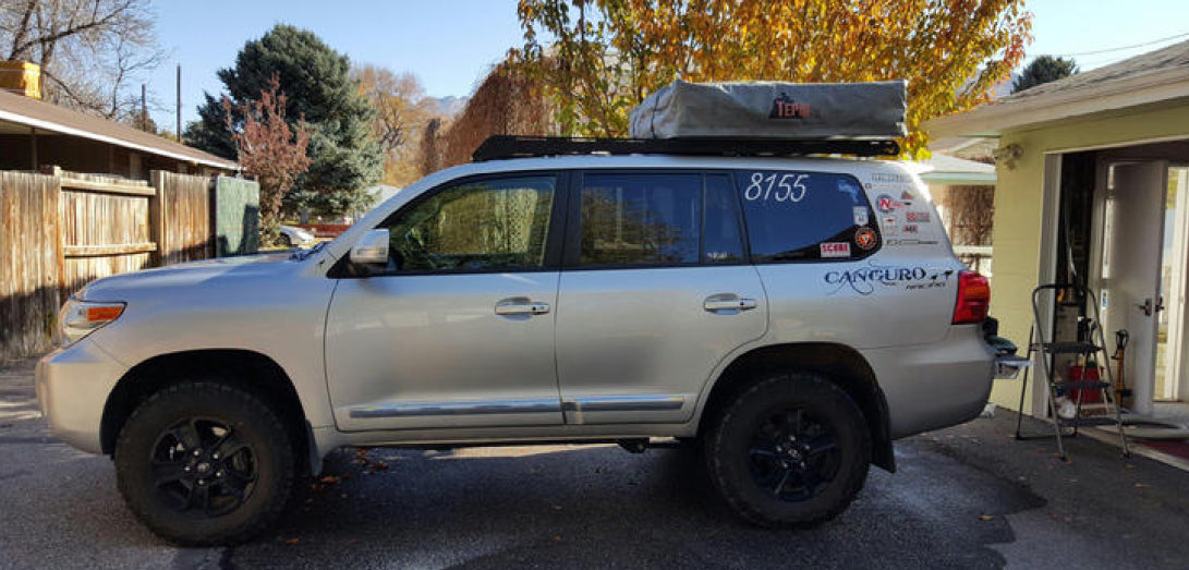 Prinsu Landcruiser 200 roof rack with roof top tent mounted on it