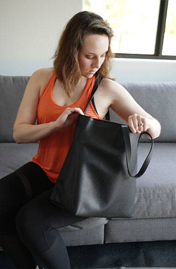 REVIEW: Cuyana Classic Shoulder Bag - Seasons + Salt