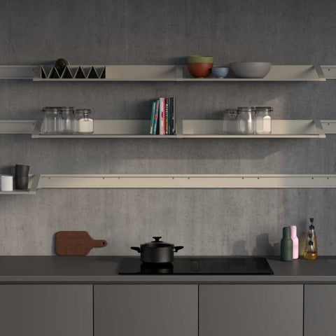 cucina moderna stile industriale con parete modulare in metallo ORIZZONTE free style