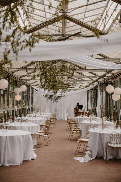 Glashaus-Hochzeit-Location Rhein-Main mit weißen Trockenblumen Bensheim Fürstenlager