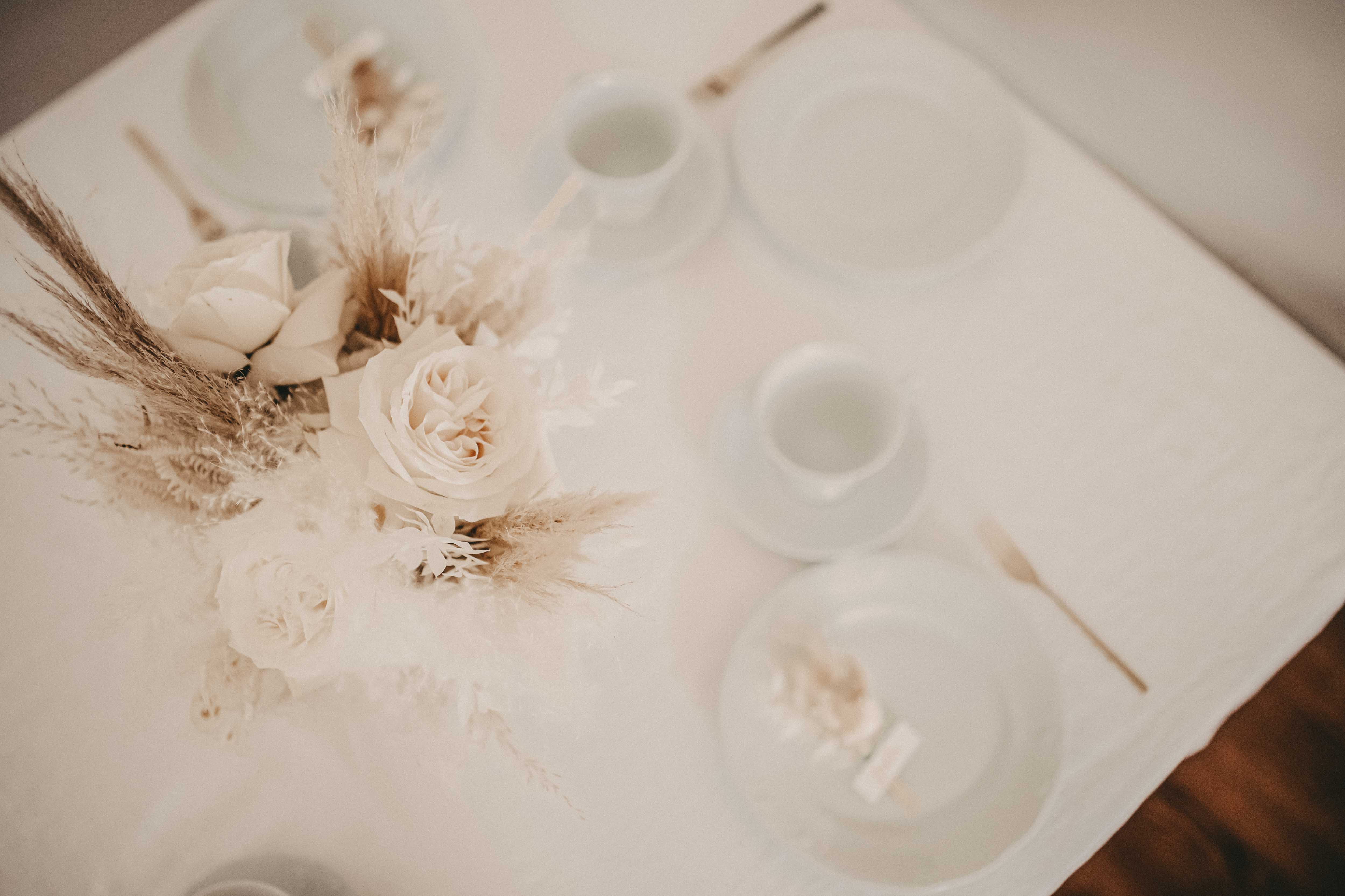 Weddingtable white gold dried flowers 