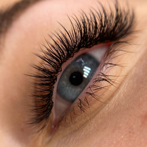 wispy wet lashes on an eyelash extensions model