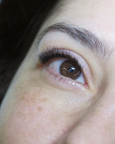 Short eyeliner effect lash extensions