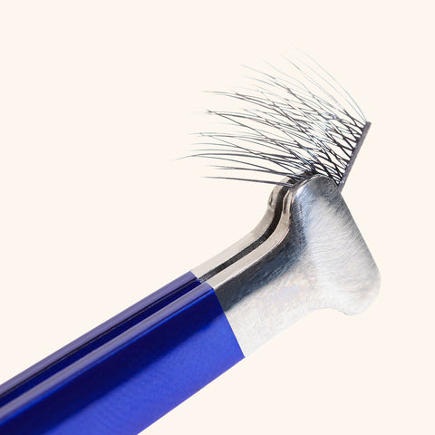 Holding cluster lashes with lash tweezers