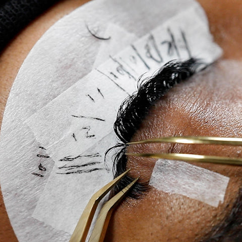 Isolating a lash during eyelash extensions treatment