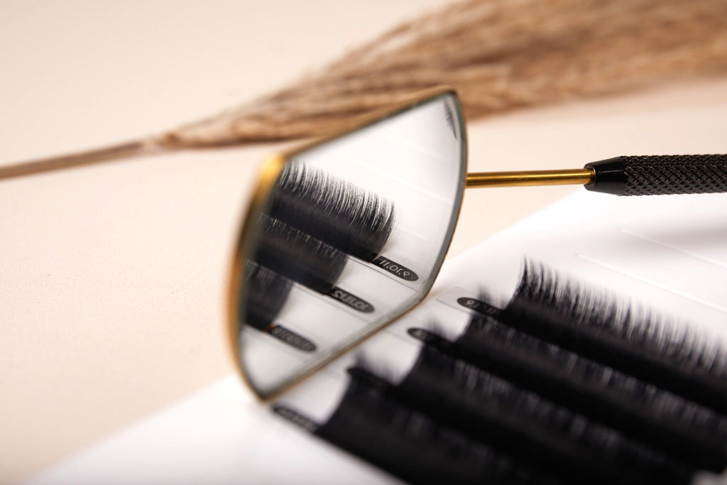 Eyelash extensions mirror