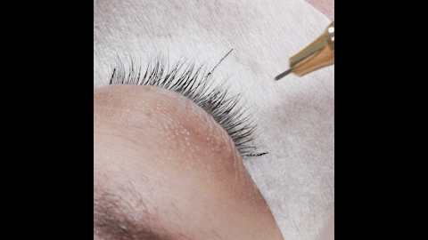 lash mapping with a mapping pen on eyepatches