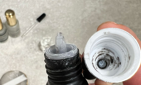 Snapped glue nozzle