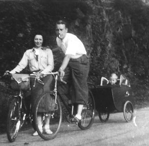 Marcel en Rosa Desnerck, met Paul Desnerck (°1938 - *) in de fietskar.