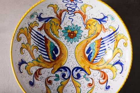 Deruta Italian ceramic plate with the signature Raffaellesco pattern  