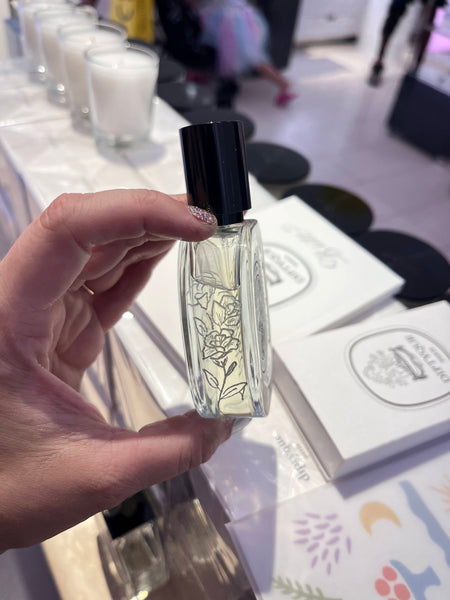 Live event engraving for diptyque - floral accent to eau rose bottle