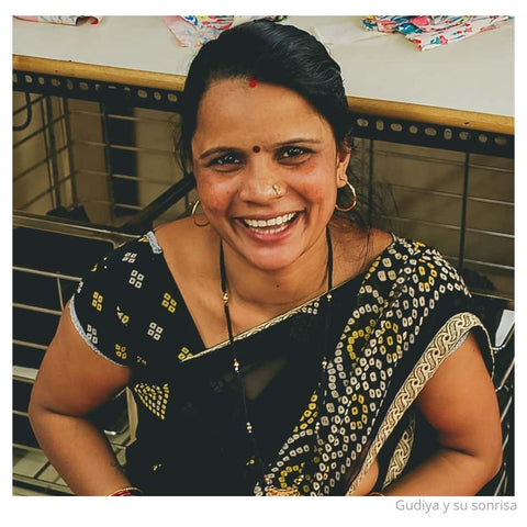 Gudiya, costurera de Creative Handicrafts, y su sonrisa