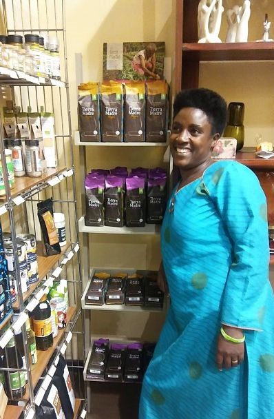 Agnes, productora de café Tierra Madre en Uganda, en nuestra tienda de Comercio Justo SETEM