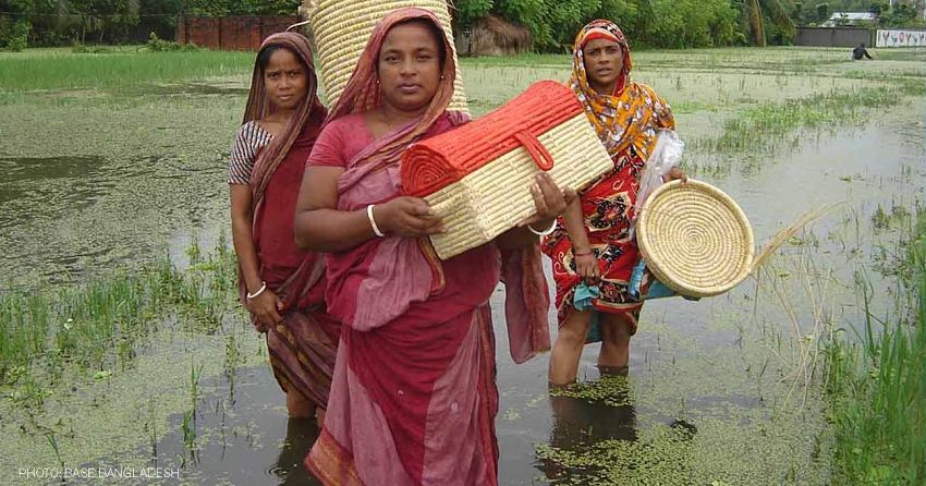 Artesanas de la organización Base, Bangladesh, en terrenos inundados