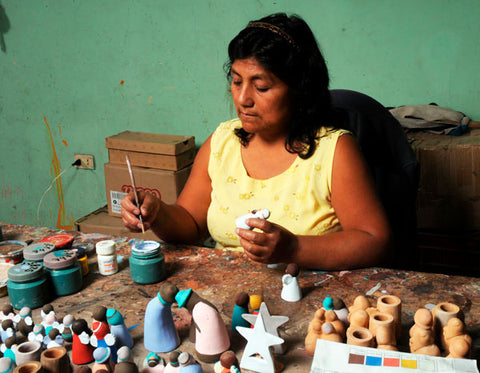 Decoración de piezas de belenes artesanales. CIAP Perú Comercio Justo